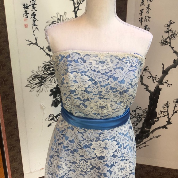 Blue strapless dress with white lace overlay - Picture 2 of 7